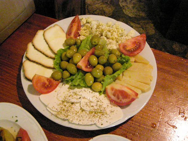 Gemischter Vorspeisenteller mit Käse - Urlaub in Kroatien